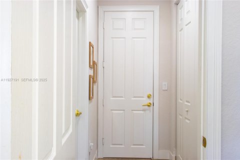 House in Doral, Florida 5 bedrooms, 354.89 sq.m. № 1986199 - photo 8