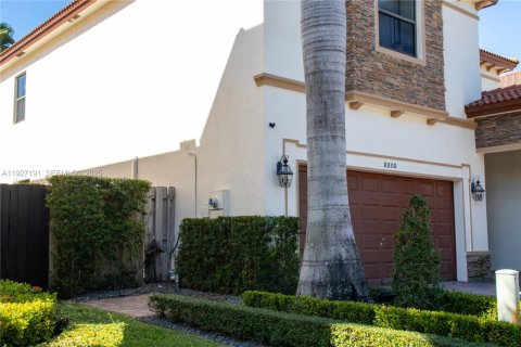 House in Doral, Florida 5 bedrooms, 354.89 sq.m. № 1986199 - photo 4