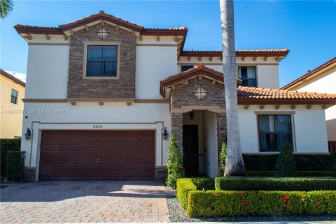 House in Doral, Florida 5 bedrooms, 354.89 sq.m. № 1986199 - photo 1