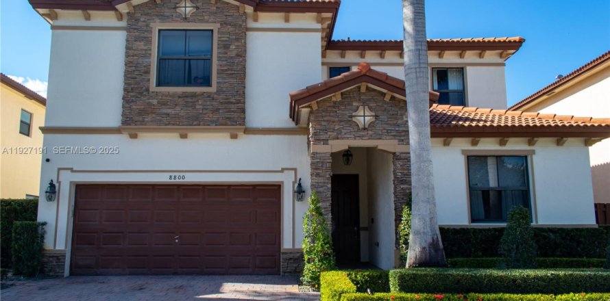 House in Doral, Florida 5 bedrooms, 354.89 sq.m. № 1986199