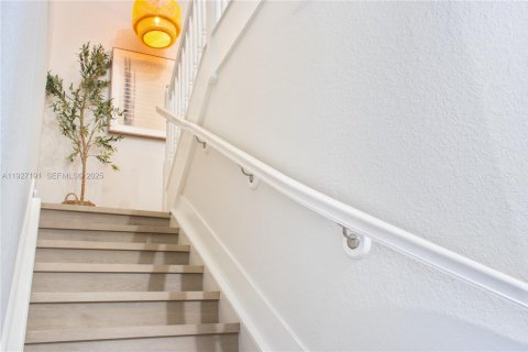 House in Doral, Florida 5 bedrooms, 354.89 sq.m. № 1986199 - photo 20