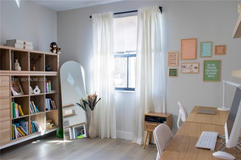 House in Doral, Florida 5 bedrooms, 354.89 sq.m. № 1986199 - photo 26