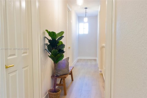 House in Doral, Florida 5 bedrooms, 354.89 sq.m. № 1986199 - photo 7