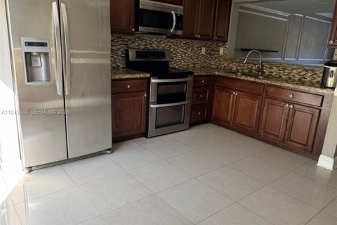 Copropriété à louer à Miami, Floride: 2 chambres, 104.98 m2 № 2000808 - photo 2