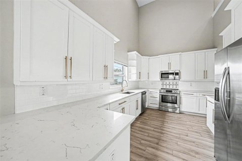 House in Tampa, Florida 4 bedrooms, 194.63 sq.m. № 2237370 - photo 14