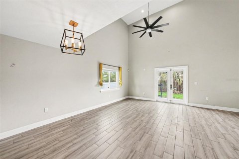 House in Tampa, Florida 4 bedrooms, 194.63 sq.m. № 2237370 - photo 8