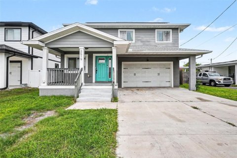House in Tampa, Florida 4 bedrooms, 194.63 sq.m. № 2237370