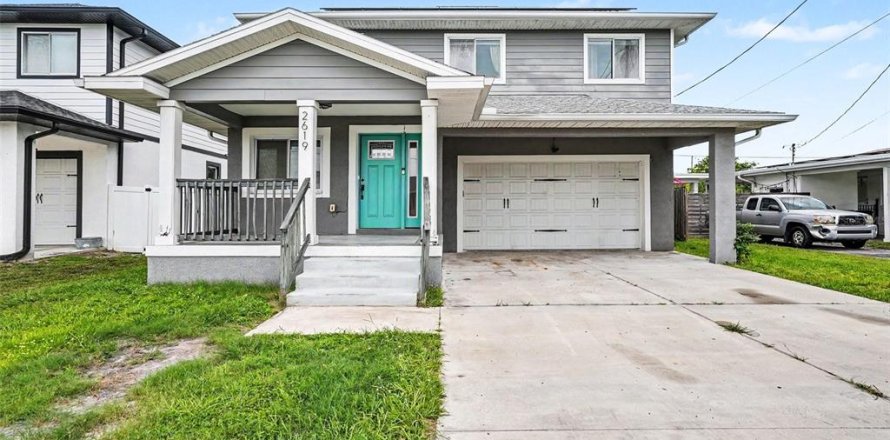 House in Tampa, Florida 4 bedrooms, 194.63 sq.m. № 2237370