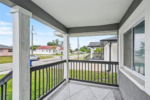 House in Tampa, Florida 4 bedrooms, 194.63 sq.m. № 2237370 - photo 6