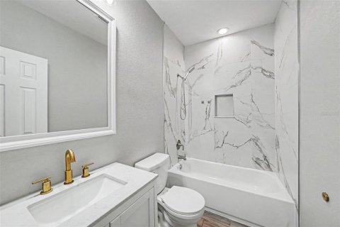 House in Tampa, Florida 4 bedrooms, 194.63 sq.m. № 2237370 - photo 5