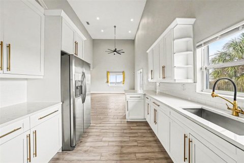 House in Tampa, Florida 4 bedrooms, 194.63 sq.m. № 2237370 - photo 15