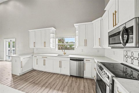 House in Tampa, Florida 4 bedrooms, 194.63 sq.m. № 2237370 - photo 3