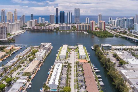 Adosado en alquiler en North Miami Beach, Florida, 3 dormitorios, 151.8 m2 № 2008460 - foto 3