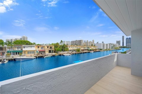 Adosado en alquiler en North Miami Beach, Florida, 3 dormitorios, 151.8 m2 № 2008460 - foto 8