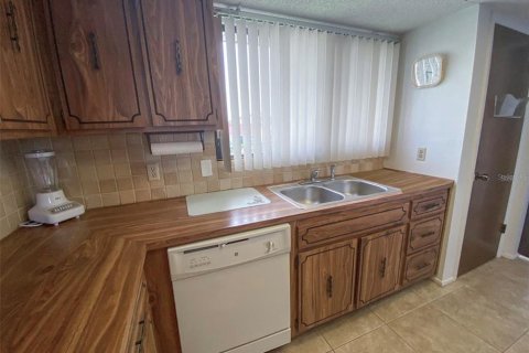 Condo in Port Richey, Florida, 2 bedrooms  № 2322759 - photo 5