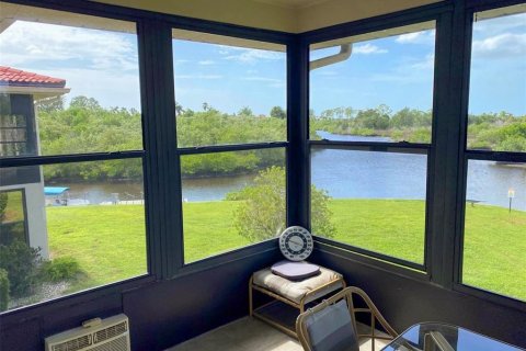 Condo in Port Richey, Florida, 2 bedrooms  № 2322759 - photo 16
