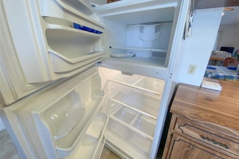 Condo in Port Richey, Florida, 2 bedrooms  № 2322759 - photo 8