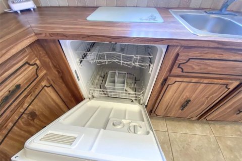 Condo in Port Richey, Florida, 2 bedrooms  № 2322759 - photo 10