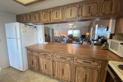 Condo in Port Richey, Florida, 2 bedrooms  № 2322759 - photo 6