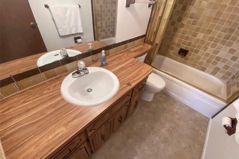 Condo in Port Richey, Florida, 2 bedrooms  № 2322759 - photo 30