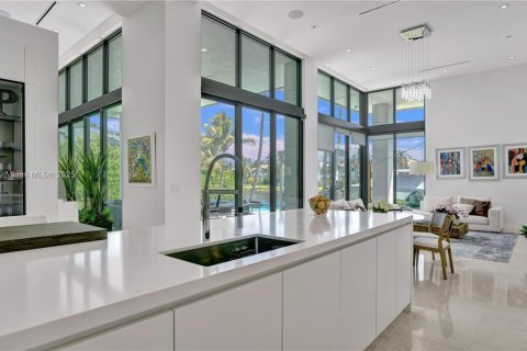 Купить виллу или дом в Халландейл-Бич, Флорида 5 спален, 431.44м2, № 1928602 - фото 11