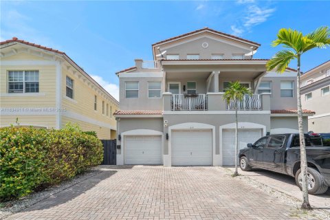 Townhouse in Fort Lauderdale, Florida 6 bedrooms, 316.61 sq.m. № 1818732 - photo 1
