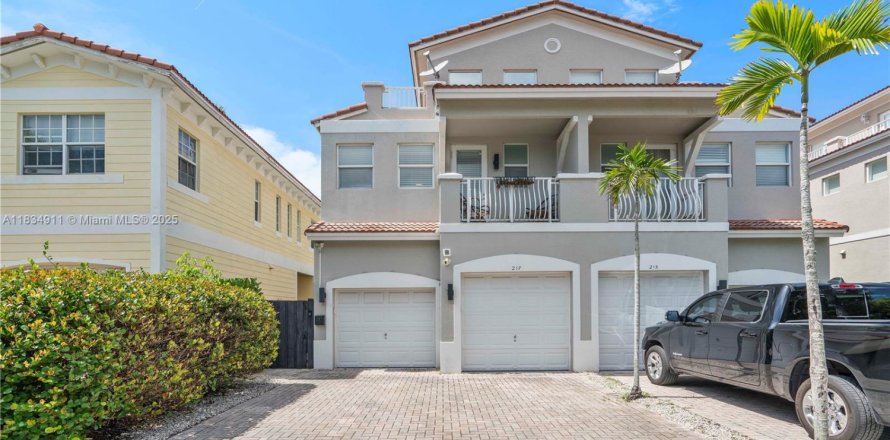 Townhouse in Fort Lauderdale, Florida 6 bedrooms, 316.61 sq.m. № 1818732