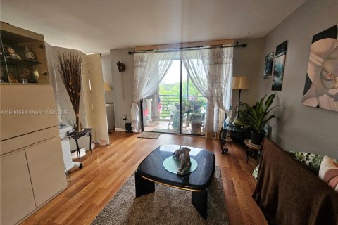 Condo in Pembroke Pines, Florida, 2 bedrooms  № 2026810 - photo 6