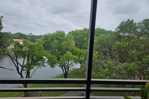 Condo in Pembroke Pines, Florida, 2 bedrooms  № 2026810 - photo 8