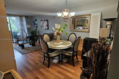 Condo in Pembroke Pines, Florida, 2 bedrooms  № 2026810 - photo 2