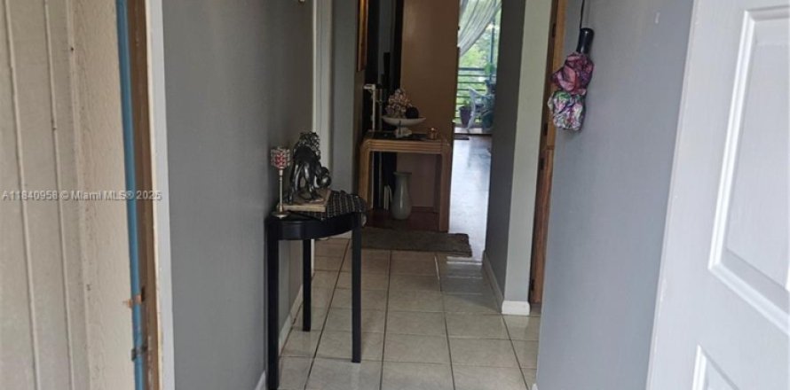 Condo in Pembroke Pines, Florida, 2 bedrooms  № 2026810