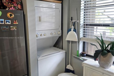 Condo in Pembroke Pines, Florida, 2 bedrooms  № 2026810 - photo 5