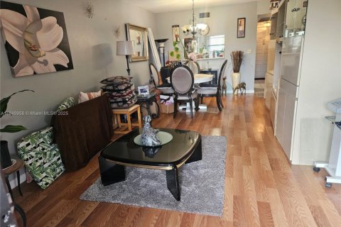 Condo in Pembroke Pines, Florida, 2 bedrooms  № 2026810 - photo 7