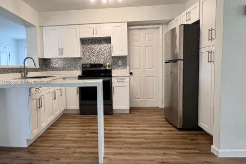 House in Miami, Florida 3 bedrooms, 145.3 sq.m. № 1965366 - photo 2