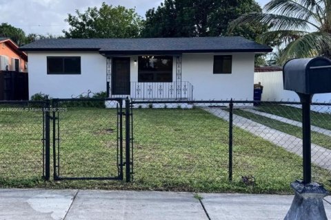 House in Miami, Florida 3 bedrooms, 145.3 sq.m. № 1965366 - photo 1