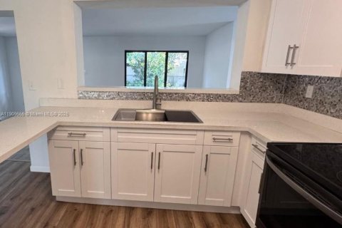 House in Miami, Florida 3 bedrooms, 145.3 sq.m. № 1965366 - photo 6