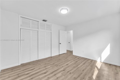 House in Miami, Florida 3 bedrooms, 145.3 sq.m. № 1965366 - photo 25