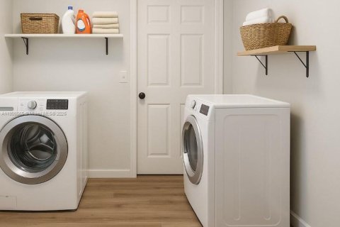 House in Miami, Florida 3 bedrooms, 145.3 sq.m. № 1965366 - photo 13