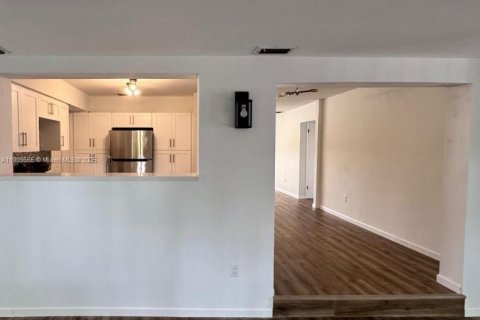 House in Miami, Florida 3 bedrooms, 145.3 sq.m. № 1965366 - photo 10