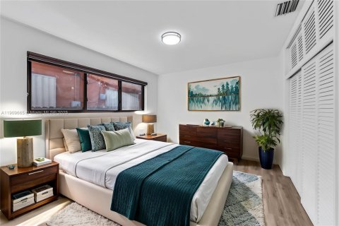 House in Miami, Florida 3 bedrooms, 145.3 sq.m. № 1965366 - photo 18