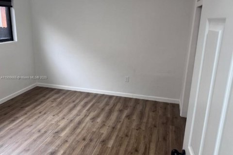 House in Miami, Florida 3 bedrooms, 145.3 sq.m. № 1965366 - photo 12