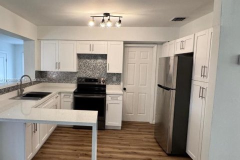 House in Miami, Florida 3 bedrooms, 145.3 sq.m. № 1965366 - photo 3