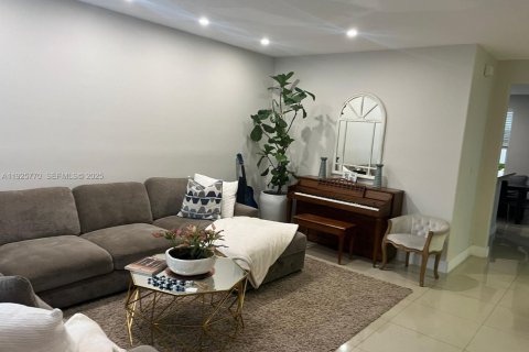 Снять в аренду виллу или дом в Дорал, Флорида 3 спальни, 163.51м2, № 1984285 - фото 3