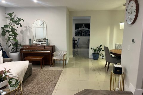 Снять в аренду виллу или дом в Дорал, Флорида 3 спальни, 163.51м2, № 1984285 - фото 2