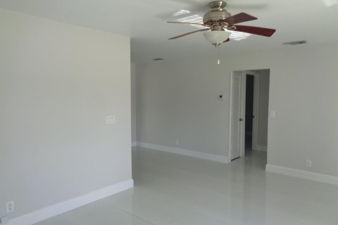 Villa ou maison à louer à Boca Raton, Floride: 2 chambres, 80.64 m2 № 2416002 - photo 6