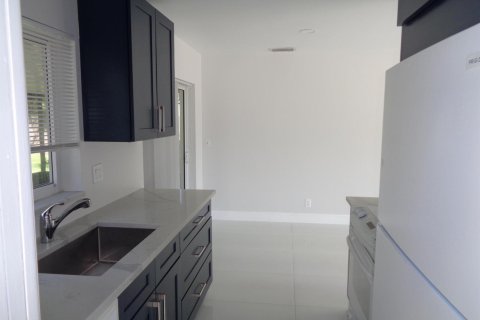 Villa ou maison à louer à Boca Raton, Floride: 2 chambres, 80.64 m2 № 2416002 - photo 4