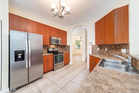 House in St. Lucie, Florida 5 bedrooms, 265.05 sq.m. № 2175580 - photo 11