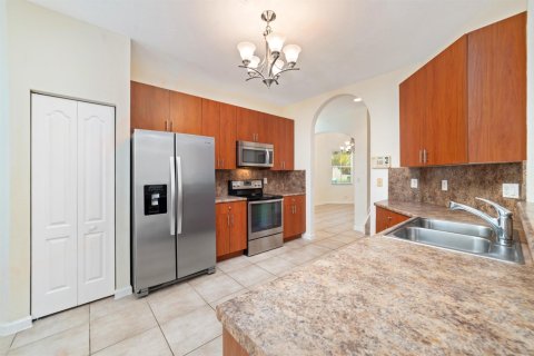 House in St. Lucie, Florida 5 bedrooms, 265.05 sq.m. № 2175580 - photo 10