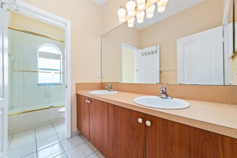 House in St. Lucie, Florida 5 bedrooms, 265.05 sq.m. № 2175580 - photo 22