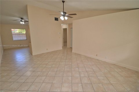 Casa en alquiler en Dania Beach, Florida, 2 dormitorios, 92.9 m2 № 1928469 - foto 3